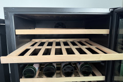 Die Flaschen liegen vibrationsarm und griffbereit auf den rutschfesten Holzeinlagen. (Foto: Testsieger.de)