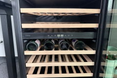 Das zentrale Touchpanel erlaubt die getrennte Steuerung beider Kühlzonen – allerdings reagiert es nicht immer auf Anhieb. (Foto: Testsieger.de)