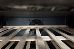 Der eingebaute Lüfter verteilt die Kälte gleichmäßig im Innenraum. In der Praxis schwanken die Temperaturen jedoch leicht – vor allem in der oberen Zone wird der Sollwert nicht immer exakt erreicht. (Foto: Testsieger.de)