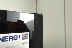 Der stabile Metallgriff sitzt fest und wirkt hochwertig. Auf der Glasfront sind jedoch leichte Fingerabdrücke sichtbar – ein Hinweis darauf, dass die spiegelnde Oberfläche zwar elegant, aber auch pflegeintensiv ist. (Foto: Testsieger.de)