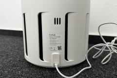 Ein Blick auf die Rückseite: Das Typenschild informiert über Modell und Verbrauch. Der Stromanschluss ist unten seitlich integriert. (Foto: Testsieger.de)