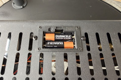 Die Rotation des Pizzasteins wird über mehrere Batterien betrieben, die sich leicht austauschen lassen. (Foto: Testsieger.de)