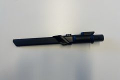 Der Levoit LVAC-300 wird mit praktischem Zubehör geliefert, darunter dieser 2-in-1-Aufsatz, der eine Fugendüse und eine Bürste kombiniert, um auch schwer erreichbare Stellen und empfindliche Oberflächen effektiv zu reinigen. (Foto: Testsieger.de)