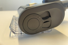 Detailansicht des Verschlussmechanismus des Levoit LVAC-300, der die einfache und hygienische Entleerung des Staubbehälters ermöglicht. (Foto: Testsieger.de)