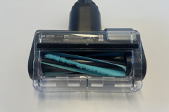 Die motorisierte Bürstenrolle des Levoit LVAC-300, sichtbar durch das transparente Gehäuse, die auf kurzflorigen Teppichen und Hartböden feinen Schmutz zuverlässig aufnimmt, aber bei groben Partikeln an ihre Grenzen stößt. (Foto: Testsieger.de)