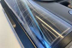 Nahaufnahme der Bürstenrolle des Levoit LVAC-300, die selbst nach mehrmaligem Einsatz ihre Effektivität auf verschiedenen Bodenarten beweist und den Fokus auf die solide Reinigungsleistung im Alltag unterstreicht. (Foto: Testsieger.de)