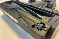 Unteransicht des Saugkopfes des Levoit LVAC-300, der durch sein Design und die Bürstenrolle eine zuverlässige Aufnahme von feinem Schmutz ermöglicht, auch wenn bei größeren Partikeln die Leistung abnehmen kann. (Foto: Testsieger.de)