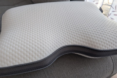 Die charakteristische Nackenaussparung unterstützt eine gesunde Haltung und erleichtert die Umgewöhnung zum Rückenschlaf. (Foto: Testsieger.de)