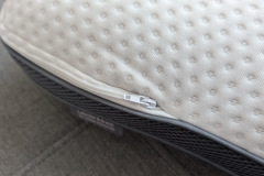 Der robuste Reißverschluss erleichtert das Abnehmen des Bezugs und ist so vernäht, dass er beim Liegen nicht drückt. (Foto: Testsieger.de)