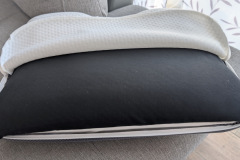 Unter dem Bezug verbergen sich Memory- und Viscoschaumlagen für Druckentlastung und Anpassung. (Foto: Testsieger.de)