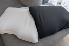 Die weiße und schwarze Lage unterscheiden sich im Härtegrad – so lässt sich das Kissen variabel einstellen. (Foto: Testsieger.de)