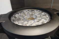 Der transparente Deckel hält im Betrieb konsequent geschlossen und lässt trotzdem jederzeit den Blick ins Geschehen zu. (Foto: Testsieger.de)