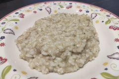 Beim Pilzrisotto gelingt die Konsistenz schön cremig und der Reis bleibt bissfest auch wenn es geschmacklich etwas an Röstaromen fehlt. (Foto: Testsieger.de)