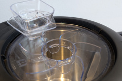 Die Einfüllöffnung unterstützt die Handhabung im Betrieb und sorgt dafür dass man Zutaten nachgeben kann ohne den Deckel zu öffnen. (Foto: Testsieger.de)