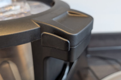 Die Deckelverriegelung funktioniert grundsätzlich gut verlangt zu Beginn aber etwas Übung bis alles sauber einrastet. (Foto: Testsieger.de)