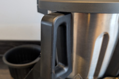 Die Edelstahl-Kochschüssel wirkt wertig und die stabilen Griffe bleiben im Betrieb angenehm kühl. (Foto: Testsieger.de)