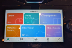 Das große Touchdisplay ist intuitiv bedienbar auch wenn es in der Praxis gelegentlich kurze Verzögerungen gibt. (Foto: Testsieger.de)