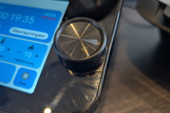 Der Drehknopf ist zwar vorhanden in der Praxis läuft die Bedienung aber fast komplett über das große Touchdisplay. (Foto: Testsieger.de)