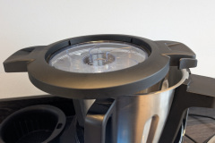 Der Deckel muss während des Betriebs geschlossen bleiben ermöglicht durch die transparente Bauweise aber weiterhin den Blick in die Schüssel. (Foto: Testsieger.de)