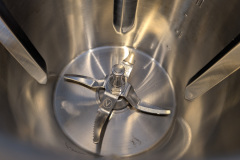 Die Multifunktionsklinge sitzt sicher im Behälter und macht die starke Zerkleinerungsleistung im Test sofort nachvollziehbar. (Foto: Testsieger.de)