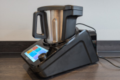 Trotz Küchenmaschine mit Kochfunktion bleibt der LX 050 überraschend kompakt und wirkt auf der Arbeitsplatte angenehm handlich. (Foto: Testsieger.de)