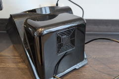 Praktisch ist der physische Netzschalter an der Unterseite denn so lässt sich das Gerät komplett vom Strom trennen. (Foto: Testsieger.de)