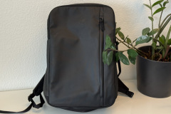 Mit seinem schlichten Look und der kompakten Form wirkt der Seon Transporter 25 im Büroalltag angenehm zurückhaltend und zugleich modern. (Foto: Testsieger.de)