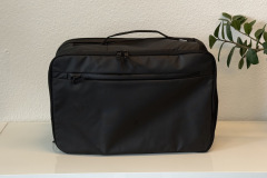 Dank des oberen Tragegriffs lässt sich der Seon Transporter 25 nicht nur auf dem Rücken, sondern auch bequem in der Hand tragen. (Foto: Testsieger.de)