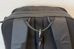 Der obere Tragegriff erweist sich im Alltag als praktisch, etwa im Bus, im Aufzug oder beim schnellen Umgreifen im Büro. (Foto: Testsieger.de)