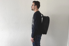 Trotz 25 Litern Volumen trägt sich der Seon Transporter 25 angenehm kompakt und sitzt im Pendelalltag nah am Rücken. (Foto: Testsieger.de)