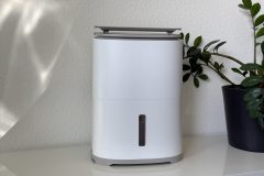 Mit seinem kompakten Format und der dezenten Farbgebung fügt sich der Luftentfeuchter unauffällig in den Wohnbereich ein. (Foto: Testsieger.de)