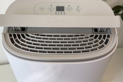 Der praktische Tragegriff erleichtert das Umstellen des Luftentfeuchters. (Foto: Testsieger.de)