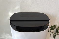 Die automatische Luftklappe lässt sich über die Meaco-App in ihrem Öffnungswinkel gezielt steuern und richtet den Luftstrom im Wäschemodus präzise auf die Wäsche. Das robuste Touch-Display darunter hinterließ im Test einen soliden Eindruck. (Foto: Testsieger.de)