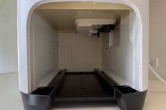 Der Blick ins geöffnete Tankfach zeigt die solide Innenkonstruktion. Der 8-Liter-Tank lässt sich ohne Kleckern entnehmen, und der zuverlässige Auto-Stopp verhindert ein Überlaufen bei vollem Behälter. (Foto: Testsieger.de)