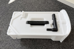 Der großzügige 8-Liter-Wassertank lässt sich ohne Kleckern entnehmen und leeren. Der integrierte Ablaufschlauch-Anschluss ermöglicht zudem den dauerhaften Betrieb ganz ohne manuelles Entleeren. (Foto: Testsieger.de)