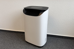 Mit seiner klaren Linienführung in Mattweiß und Schwarz fügt sich der Meaco DD8L Pro unauffällig in Wohnräume ein. Die geöffnete automatische Luftklappe gibt dabei den Blick auf die Auslasslamellen frei. (Foto: Testsieger.de)