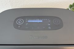 Das übersichtliche Touch-Bedienfeld auf der schwarzen Oberseite vereint alle wichtigen Funktionen auf einen Blick: Sollwert, Wäschemodus, Schlafmodus, Timer, Kindersicherung und Luftklappe lassen sich direkt am Gerät einstellen. Das Display ist nachts nicht störend hell und lässt sich bei Bedarf vollständig ausschalten. (Foto: Testsieger.de)