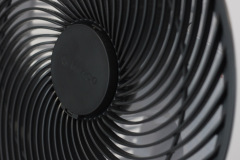 Die Rotorblätter sind sicher hinter einem feinmaschigen Schutzgitter verbaut. (Foto: Testsieger.de)