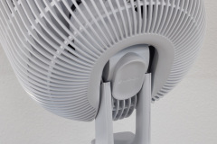 Die Rückseite zeigt die verstellbare Halterung für die Neigungsfunktion. (Foto: Testsieger.de)