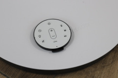 Die runde Fernbedienung lässt sich magnetisch am Ventilator befestigen. (Foto: Testsieger.de)