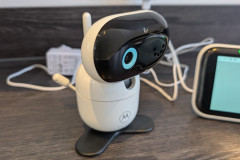 Mit ihrer markanten Linse und dem abgerundeten Gehäuse wirkt die Kameraeinheit charmant, hochwertig und sauber verarbeitet. (Foto: Testsieger.de).