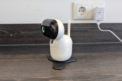 Dank des dreigliedrigen Standfußes lässt sich die Kamera flexibel aufstellen und bleibt dabei erfreulich stabil. (Foto: Testsieger.de).