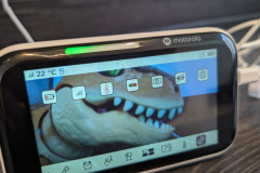 Die üppige Ausstattung wird im Menü direkt greifbar, denn wichtige Funktionen lassen sich bequem über den Monitor steuern. (Foto: Testsieger.de).