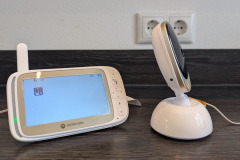 Die vormals gekoppelte Kombination aus Kamera und Elterneinheit ist schnell startklar und nimmt bei der Einrichtung spürbar Druck raus. (Foto: Testsieger.de)