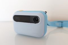 Mit ihrem kompakten Format, den abgerundeten Kanten und dem kindgerechten Design macht die myFirst Camera Insta 20 schon auf den ersten Blick einen gelungenen Eindruck. (Foto: Testsieger.de)