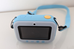 Die Rückseite wird vom ordentlich scharfen Hauptdisplay dominiert, das die Bedienung nach kurzer Eingewöhnung deutlich angenehmer macht. (Foto: Testsieger.de)