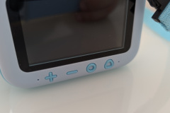 Unter dem Display sitzen die zusätzlichen Tasten für Bildansicht, Druck sowie weitere Funktionen, was die Bedienung vielseitig, aber nicht durchweg selbsterklärend macht. (Foto: Testsieger.de)