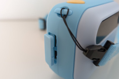 Geladen wird die myFirst Camera Insta 20 per USB-C, was im Alltag zeitgemäß und praktisch ist. (Foto: Testsieger.de)