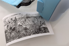 Die Ausdrucke auf Thermopapier sorgen zwar für Sofortbildspaß, bleiben qualitativ aber klar hinter den digitalen Aufnahmen zurück. (Foto: Testsieger.de)