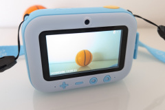 Im Einsatz punktet die Kamera mit einem großen Display und einer zügigen Reaktion, was das Fotografieren für Kinder angenehm unkompliziert macht. (Foto: Testsieger.de)